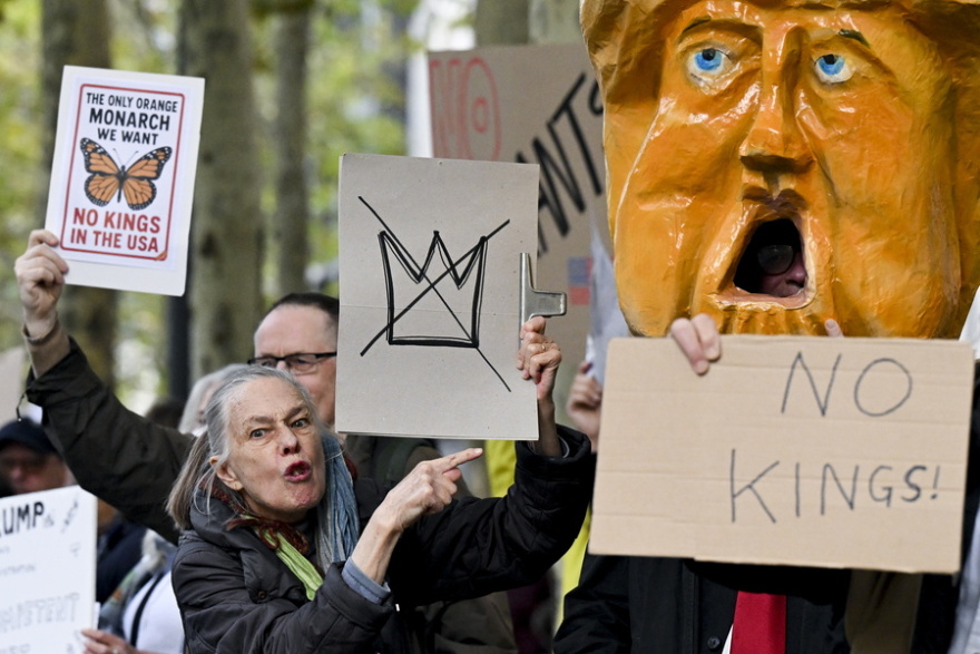 «No Kings»: Μεγάλες διαδηλώσεις στις ΗΠΑ κατά του Τραμπ, τον κατηγορούν για αυταρχισμό - Δείτε βίντεο και φωτογραφίες