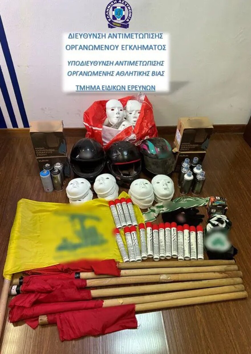 Συνελήφθη ο πρόεδρος του Ατρομήτου Βασίλης Μπέτσης - Βρέθηκαν φωτοβολίδες, κροτίδες και κοντάρια στο γήπεδο του Περιστερίου