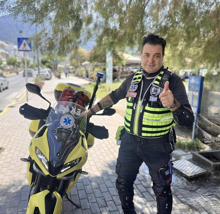 Πένθος στο ΕΚΑΒ: Κατέληξε μετά από 49 μέρες στη ΜΕΘ διασώστης που τραυματίστηκε σε τροχαίο στην Καλλιθέα