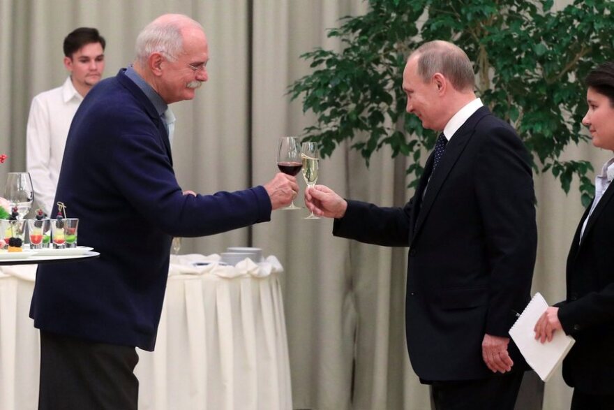 Από τον «Ψεύτη ήλιο» στην πολιτική και τον Πούτιν: Η ζωή και το έργο του σπουδαίου Ρώσου σκηνοθέτη Νικίτα Μιχάλκοφ