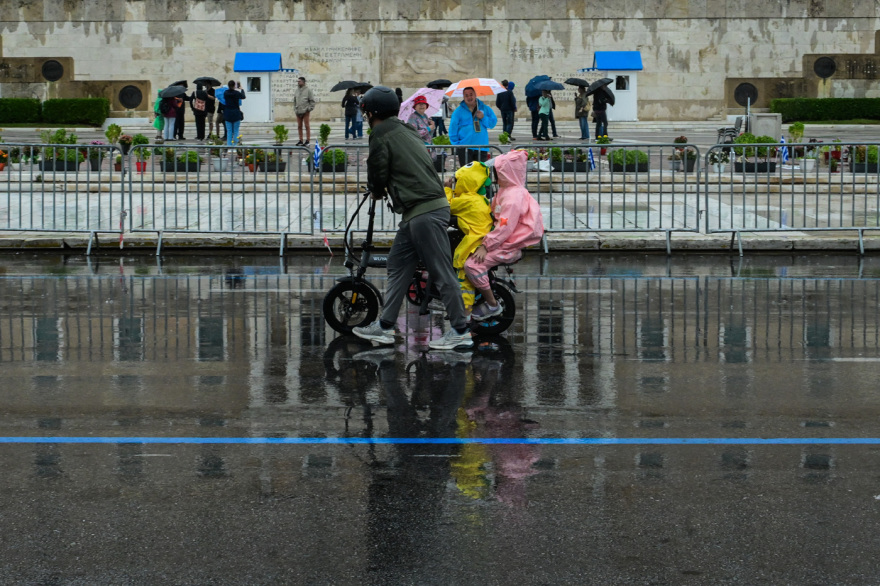 Γέμισε ποδήλατα το κέντρο της Αθήνας παρά τη βροχή - Ποιοι δρόμοι είναι κλειστοί, δείτε φωτογραφίες
