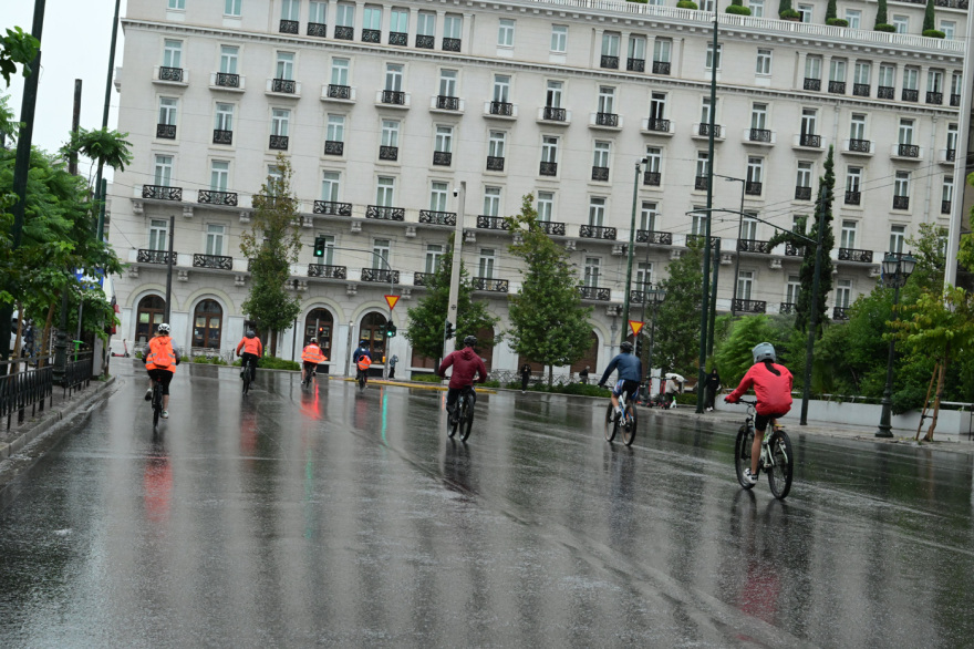 Γέμισε ποδήλατα το κέντρο της Αθήνας παρά τη βροχή - Ποιοι δρόμοι είναι κλειστοί, δείτε φωτογραφίες
