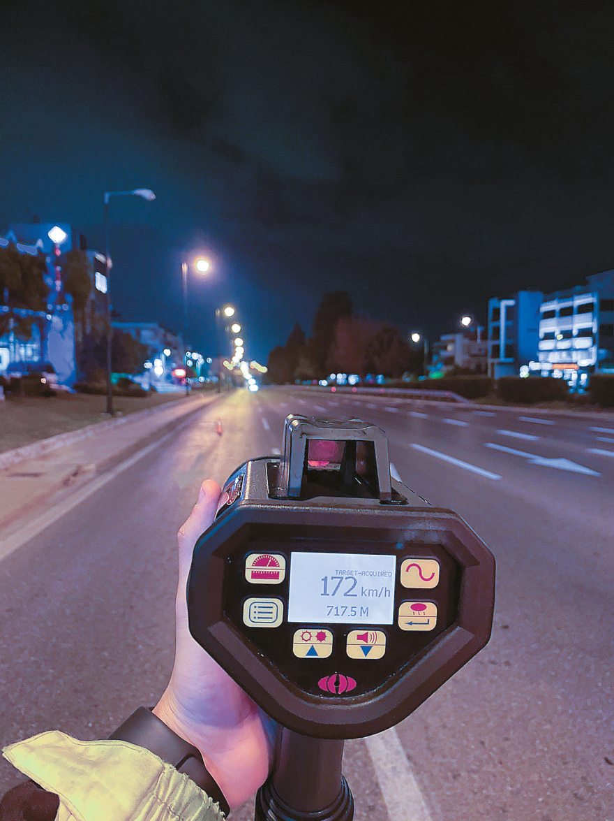 Πώς... δουλεύουν τα apps που  «καρφώνουν» κάμερες και μπλόκα της Τροχαίας