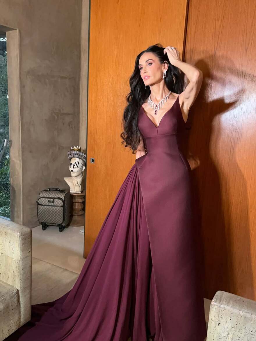 Ντέμι Μουρ: Η εμφάνισή της στο Academy Museum Gala με εντυπωσιακή μακριά τουαλέτα
