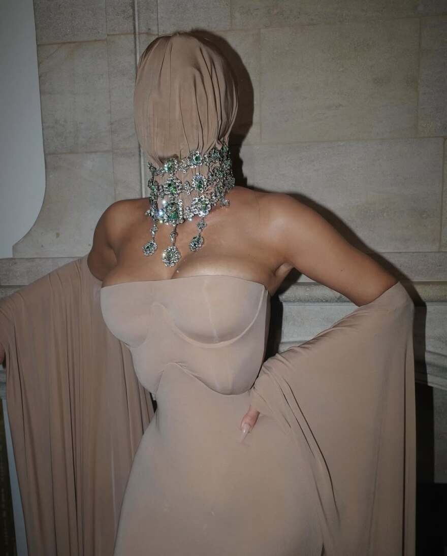 H εμφάνιση της Κιμ Καρντάσιαν στο Academy Museum Gala 2025 που συζητήθηκε: Ήρθε νωρίτερα το Halloween; της γράφουν H εμφάνιση της Κιμ Καρντάσιαν στο Academy Museum Gala 2025 που συζητήθηκε: Ήρθε νωρίτερα το Halloween; της γράφουν