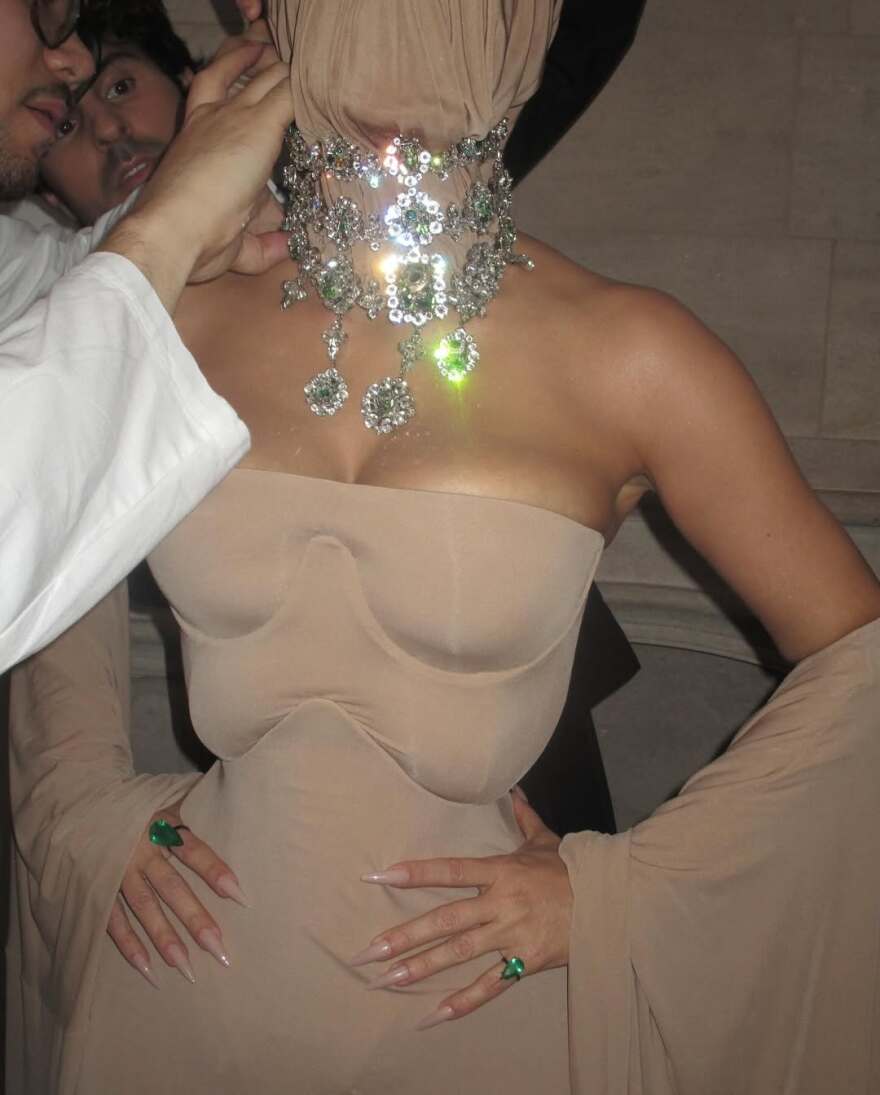 H εμφάνιση της Κιμ Καρντάσιαν στο Academy Museum Gala 2025 που συζητήθηκε: Ήρθε νωρίτερα το Halloween; της γράφουν H εμφάνιση της Κιμ Καρντάσιαν στο Academy Museum Gala 2025 που συζητήθηκε: Ήρθε νωρίτερα το Halloween; της γράφουν