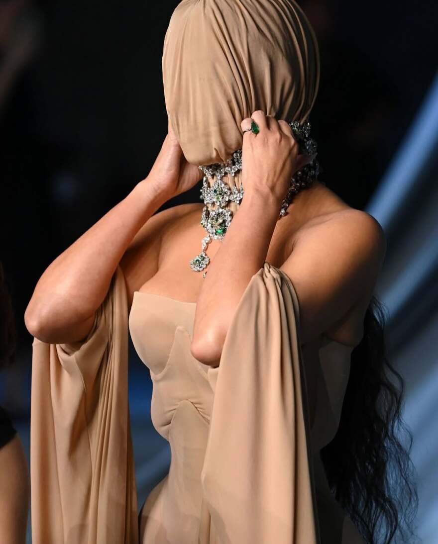 H εμφάνιση της Κιμ Καρντάσιαν στο Academy Museum Gala 2025 που συζητήθηκε: Ήρθε νωρίτερα το Halloween; της γράφουν H εμφάνιση της Κιμ Καρντάσιαν στο Academy Museum Gala 2025 που συζητήθηκε: Ήρθε νωρίτερα το Halloween; της γράφουν