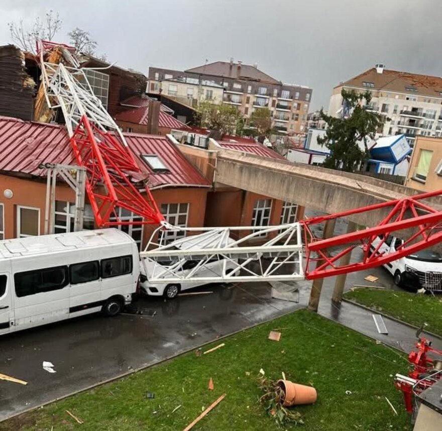 Ένας νεκρός και πολλοί τραυματίες από ανεμοστρόβιλο στα βόρεια του Παρισιού: Γκρέμισε γερανούς, «σήκωσε» στέγες, δείτε βίντεο