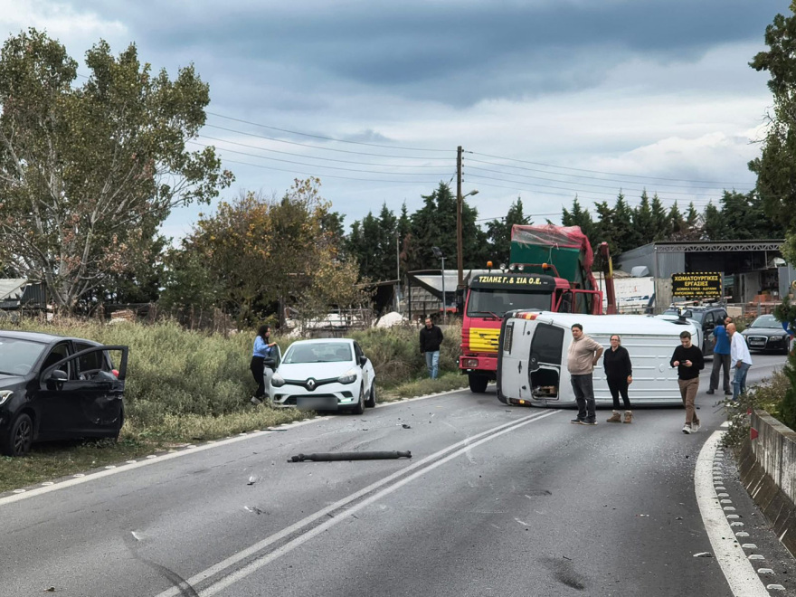 Η στιγμή της καραμπόλας στη Θεσσαλονίκη - Βαν πέφτει σε αμάξι που πετάγεται στο παρμπρίζ οχήματος 