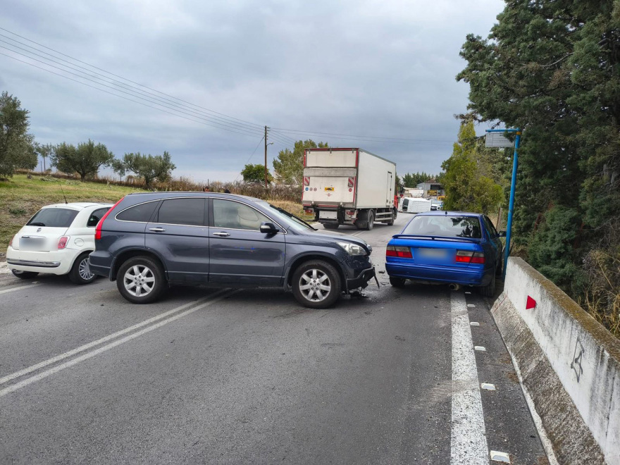 Η στιγμή της καραμπόλας στη Θεσσαλονίκη - Βαν πέφτει σε αμάξι που πετάγεται στο παρμπρίζ οχήματος 