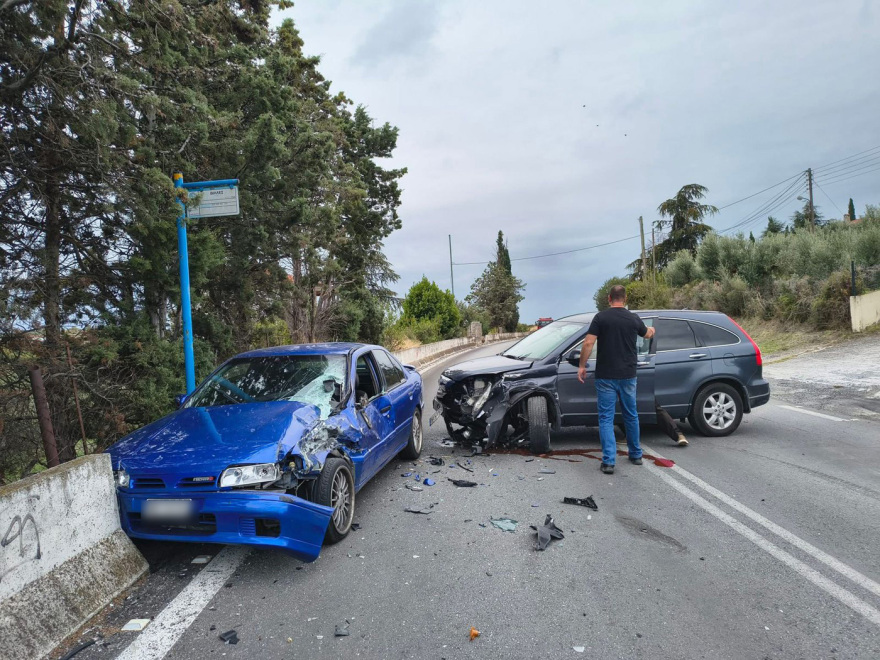 Η στιγμή της καραμπόλας στη Θεσσαλονίκη - Βαν πέφτει σε αμάξι που πετάγεται στο παρμπρίζ οχήματος 