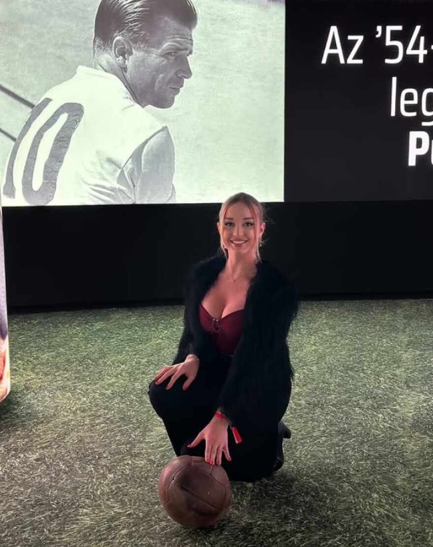 Ερωτευμένη με την χώρα μας η δισέγγονη του Πούσκας: Η ζωή φαίνεται καλύτερη με ελληνικό φόντο - Φωτογραφίες 