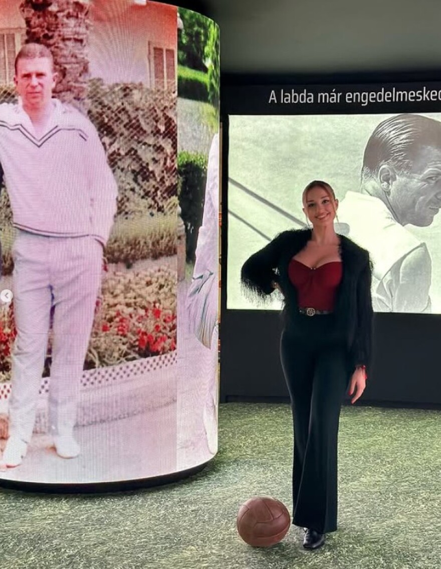 Ερωτευμένη με την χώρα μας η δισέγγονη του Πούσκας: Η ζωή φαίνεται καλύτερη με ελληνικό φόντο - Φωτογραφίες 