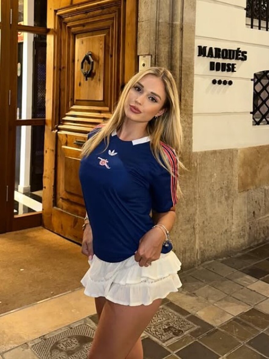 Ερωτευμένη με την χώρα μας η δισέγγονη του Πούσκας: Η ζωή φαίνεται καλύτερη με ελληνικό φόντο - Φωτογραφίες 