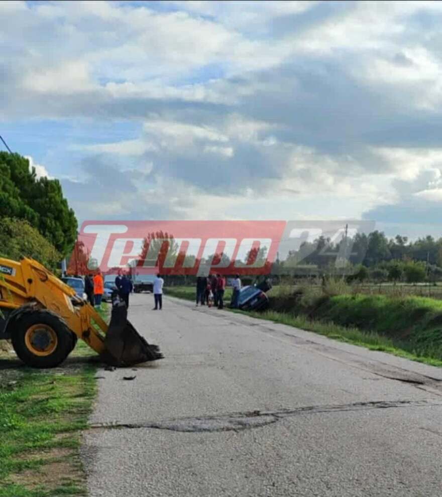 Αχαΐα : Εκσκαφέας παρέσυρε ΙΧ και το πέταξε σε χαντάκι – Επιχείρηση για τον απεγκλωβισμό των επιβατών