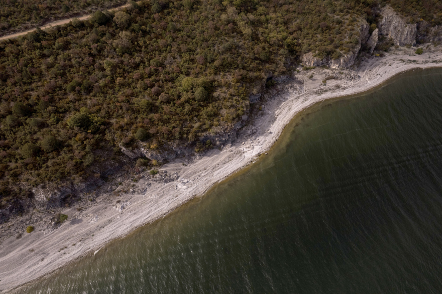 Επιστήμονες προειδοποιούν ότι η Μικρή Πρέσπα συρρικνώνεται, κινδυνεύουν και οι πελεκάνοι - Δείτε φωτογραφίες από drone