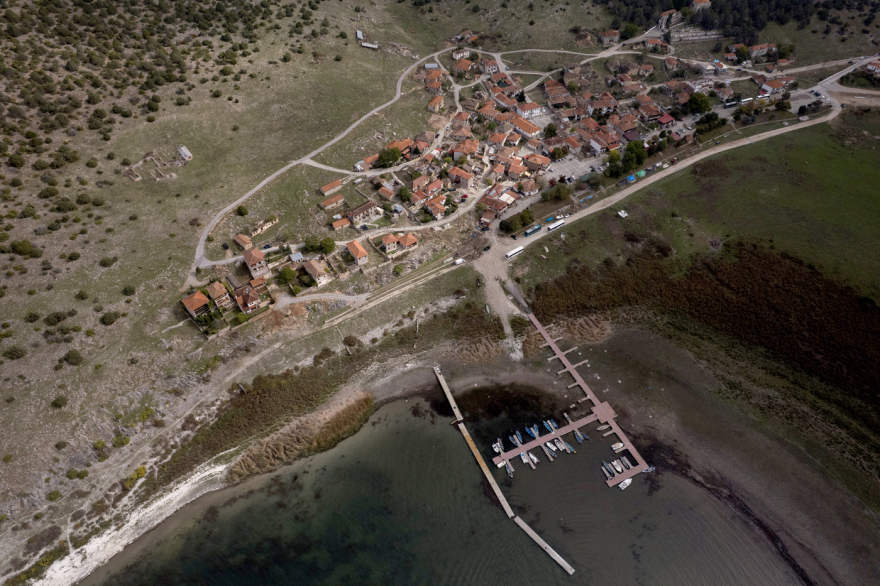 Επιστήμονες προειδοποιούν ότι η Μικρή Πρέσπα συρρικνώνεται, κινδυνεύουν και οι πελεκάνοι - Δείτε φωτογραφίες από drone