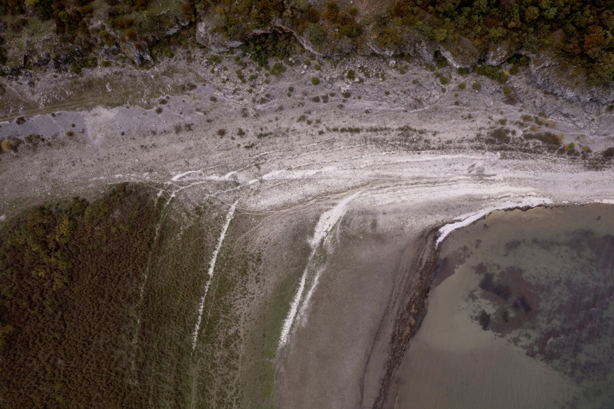 Επιστήμονες προειδοποιούν ότι η Μικρή Πρέσπα συρρικνώνεται, κινδυνεύουν και οι πελεκάνοι - Δείτε φωτογραφίες από drone