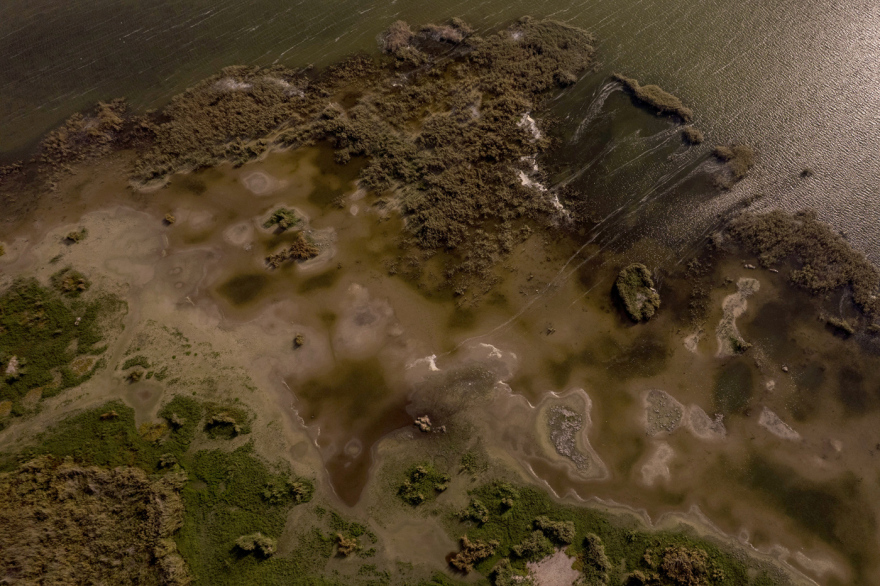 Επιστήμονες προειδοποιούν ότι η Μικρή Πρέσπα συρρικνώνεται, κινδυνεύουν και οι πελεκάνοι - Δείτε φωτογραφίες από drone