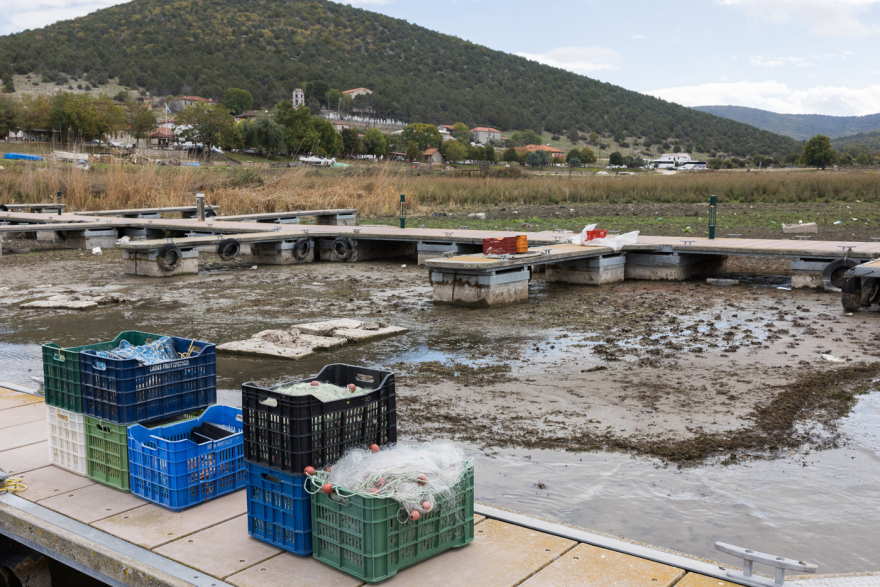 Επιστήμονες προειδοποιούν ότι η Μικρή Πρέσπα συρρικνώνεται, κινδυνεύουν και οι πελεκάνοι - Δείτε φωτογραφίες από drone