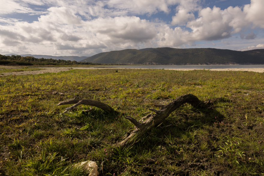 Επιστήμονες προειδοποιούν ότι η Μικρή Πρέσπα συρρικνώνεται, κινδυνεύουν και οι πελεκάνοι - Δείτε φωτογραφίες από drone