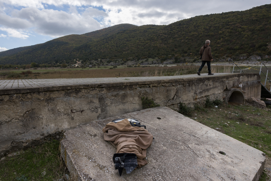 Επιστήμονες προειδοποιούν ότι η Μικρή Πρέσπα συρρικνώνεται, κινδυνεύουν και οι πελεκάνοι - Δείτε φωτογραφίες από drone