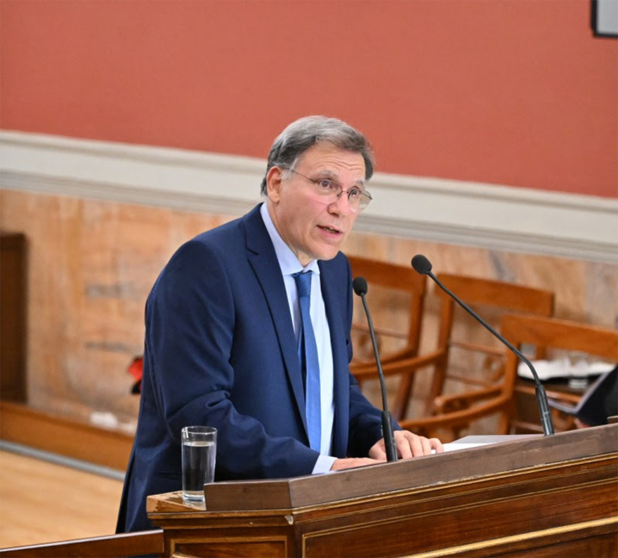 Το Πανεπιστήμιο Αθηνών τίμησε την προσφορά του Γιάννη Στουρνάρα στην οικονομική επιστήμη και τη δημόσια ζωή