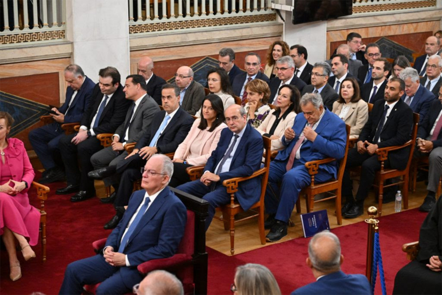 Το Πανεπιστήμιο Αθηνών τίμησε την προσφορά του Γιάννη Στουρνάρα στην οικονομική επιστήμη και τη δημόσια ζωή