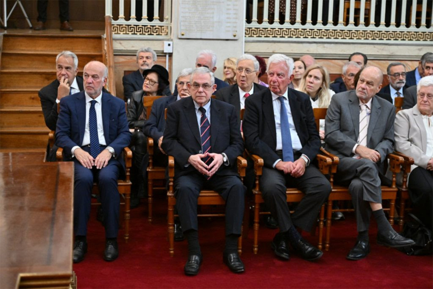 Το Πανεπιστήμιο Αθηνών τίμησε την προσφορά του Γιάννη Στουρνάρα στην οικονομική επιστήμη και τη δημόσια ζωή