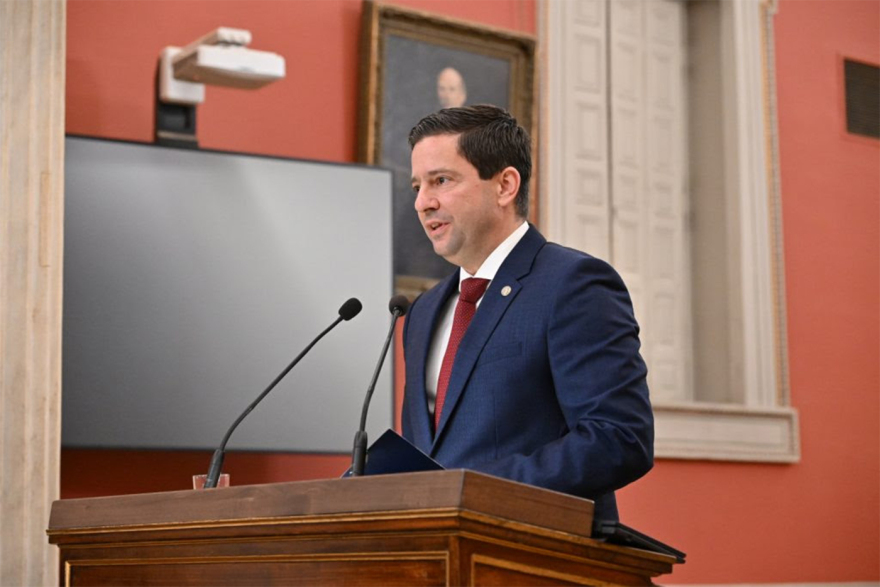 Το Πανεπιστήμιο Αθηνών τίμησε την προσφορά του Γιάννη Στουρνάρα στην οικονομική επιστήμη και τη δημόσια ζωή