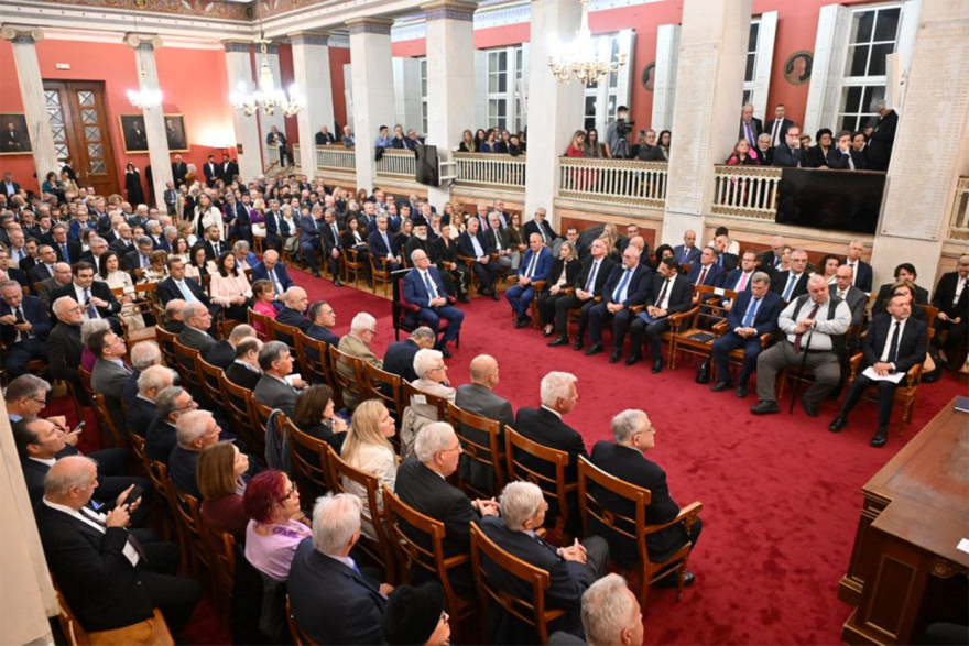 Το Πανεπιστήμιο Αθηνών τίμησε την προσφορά του Γιάννη Στουρνάρα στην οικονομική επιστήμη και τη δημόσια ζωή