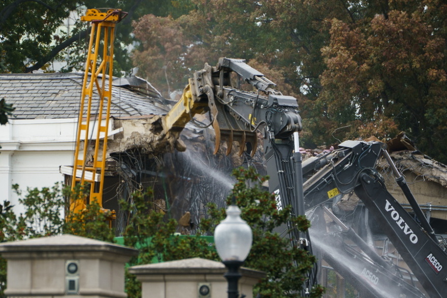 Ο ήχος από την ανακαίνιση του Λευκού Οίκου είναι «μουσική στα αυτιά μου», λέει ο Τραμπ παρά τις επικρίσεις που δέχεται