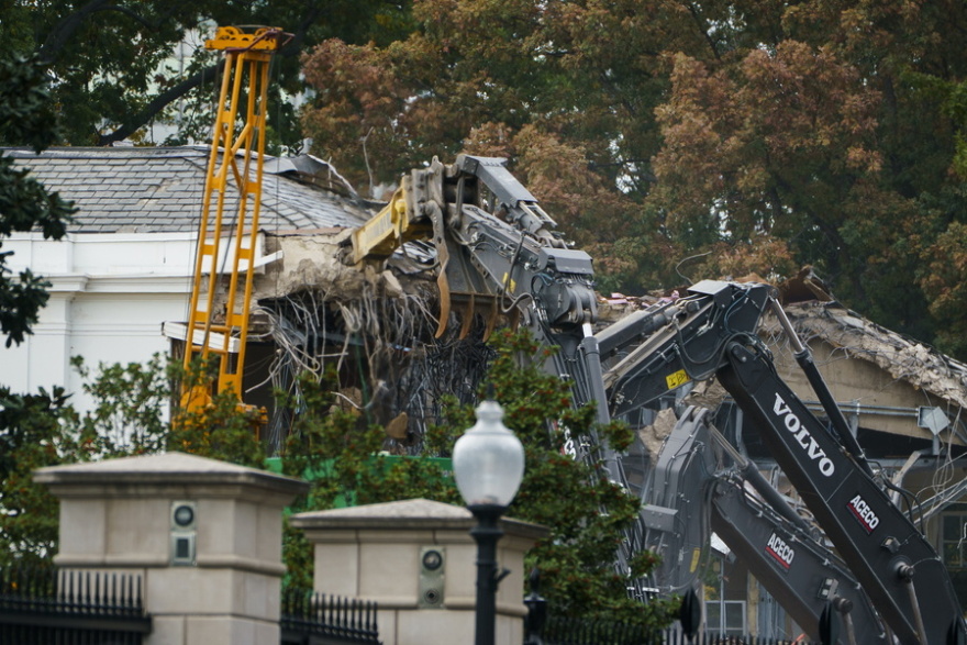 Ο ήχος από την ανακαίνιση του Λευκού Οίκου είναι «μουσική στα αυτιά μου», λέει ο Τραμπ παρά τις επικρίσεις που δέχεται