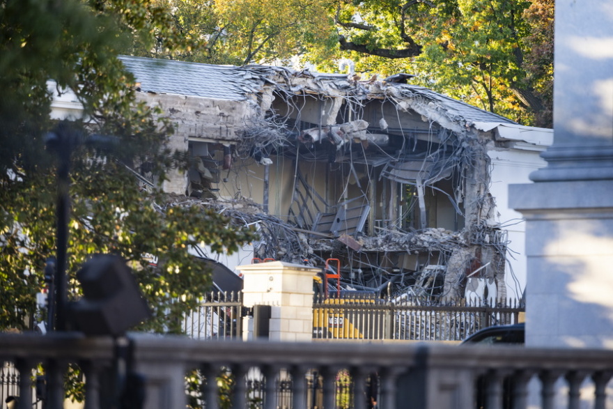 Ο ήχος από την ανακαίνιση του Λευκού Οίκου είναι «μουσική στα αυτιά μου», λέει ο Τραμπ παρά τις επικρίσεις που δέχεται