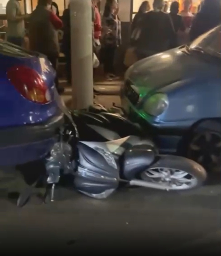 Οδηγός κάμπριο έπεσε πάνω σε σταθμευμένα οχήματα και χτύπησε μητέρα και παιδί Περιστέρι: Οδηγός κάμπριο έπεσε πάνω σε σταθμευμένα οχήματα και χτύπησε μητέρα και παιδί