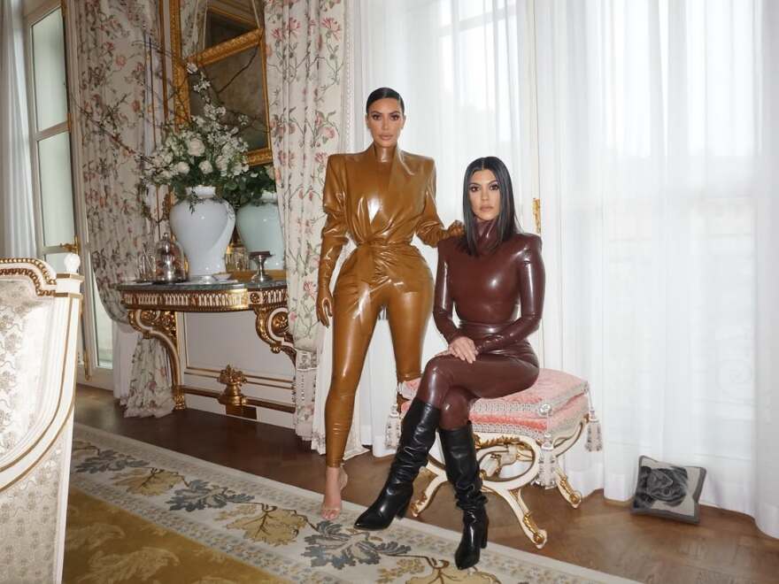 Η Κιμ Καρντάσιαν έκλεισε τα 45 - Οι φωτογραφίες από το παρελθόν με την αδερφή της, Κόρτνεϊ