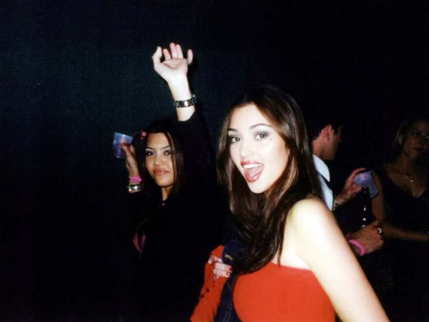 Η Κιμ Καρντάσιαν έκλεισε τα 45 - Οι φωτογραφίες από το παρελθόν με την αδερφή της, Κόρτνεϊ