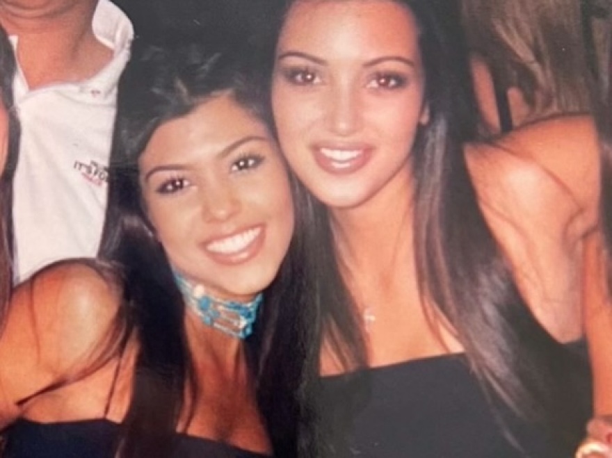 Η Κιμ Καρντάσιαν έκλεισε τα 45 - Οι φωτογραφίες από το παρελθόν με την αδερφή της, Κόρτνεϊ