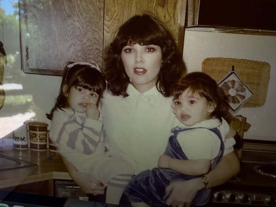 Η Κιμ Καρντάσιαν έκλεισε τα 45 - Οι φωτογραφίες από το παρελθόν με την αδερφή της, Κόρτνεϊ