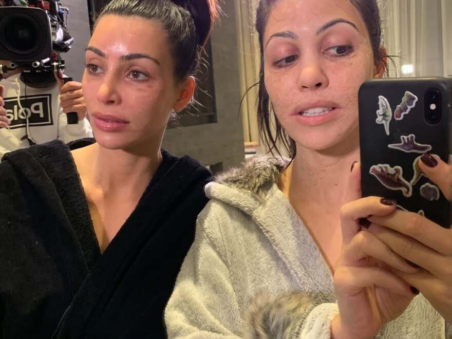 Η Κιμ Καρντάσιαν έκλεισε τα 45 - Οι φωτογραφίες από το παρελθόν με την αδερφή της, Κόρτνεϊ