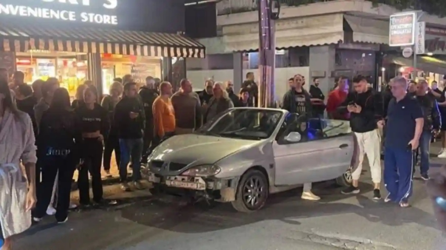 Οδηγός κάμπριο έπεσε πάνω σε σταθμευμένα οχήματα και χτύπησε μητέρα και παιδί Περιστέρι: Οδηγός κάμπριο έπεσε πάνω σε σταθμευμένα οχήματα και χτύπησε μητέρα και παιδί