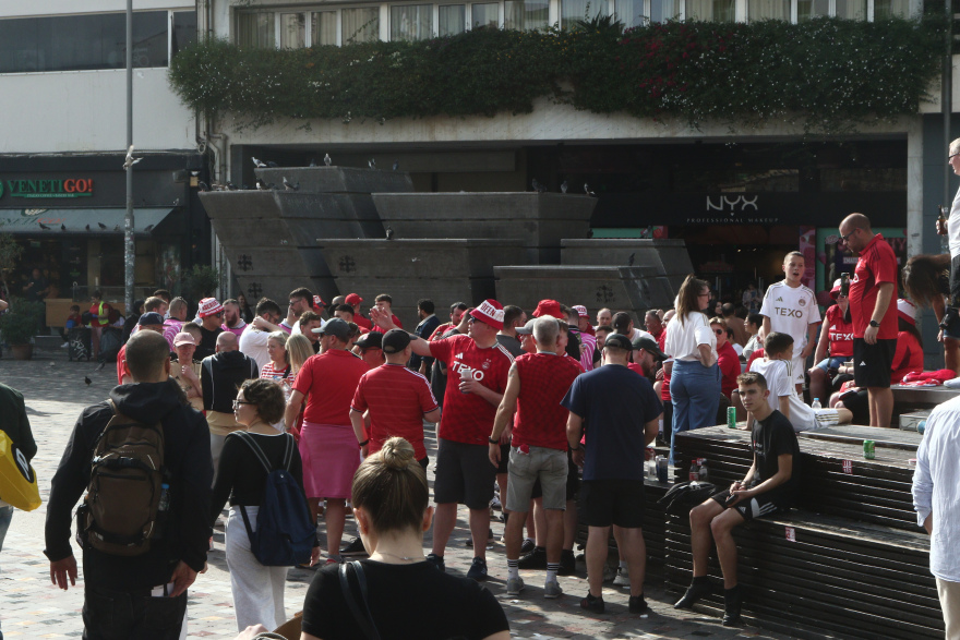 Βόλτα στο κέντρο της Αθήνας έκαναν οι οπαδοί της Αμπερντίν πριν το ματς με την ΑΕΚ - Δείτε φωτογραφίες 