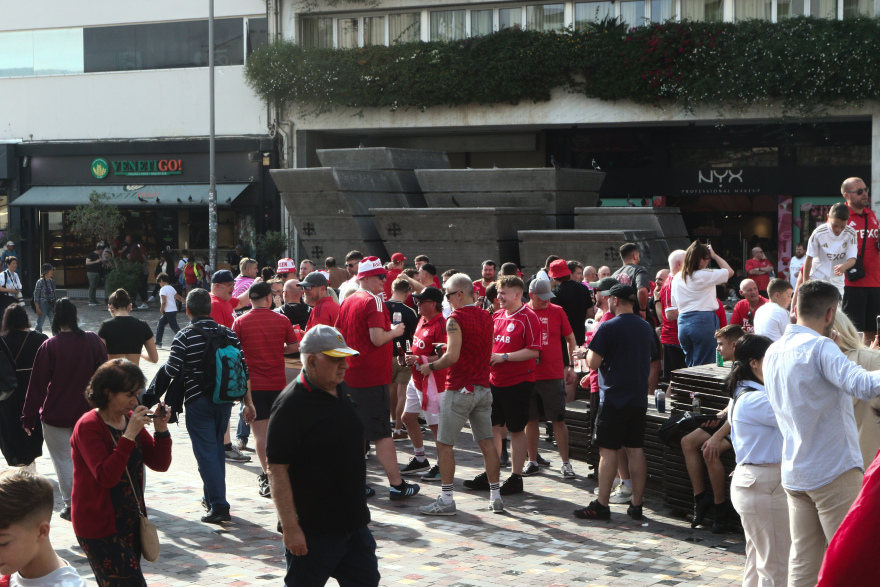 Βόλτα στο κέντρο της Αθήνας έκαναν οι οπαδοί της Αμπερντίν πριν το ματς με την ΑΕΚ - Δείτε φωτογραφίες 