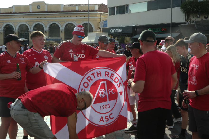 Βόλτα στο κέντρο της Αθήνας έκαναν οι οπαδοί της Αμπερντίν πριν το ματς με την ΑΕΚ - Δείτε φωτογραφίες 