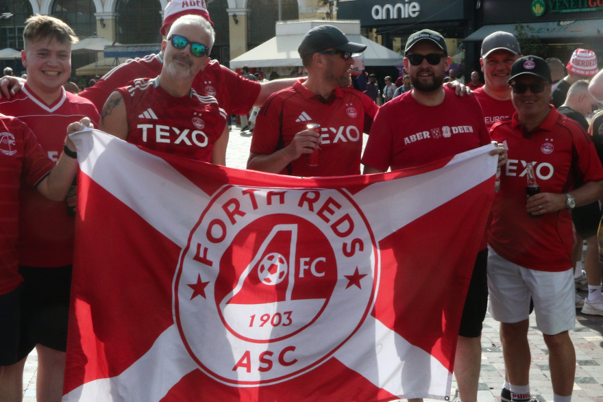 Βόλτα στο κέντρο της Αθήνας έκαναν οι οπαδοί της Αμπερντίν πριν το ματς με την ΑΕΚ - Δείτε φωτογραφίες 