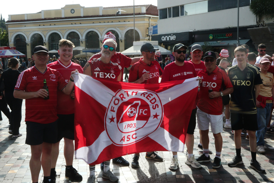 Βόλτα στο κέντρο της Αθήνας έκαναν οι οπαδοί της Αμπερντίν πριν το ματς με την ΑΕΚ - Δείτε φωτογραφίες 