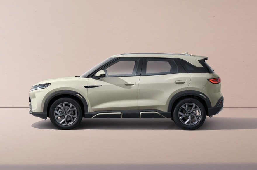 Πρεμιέρα για το plug-in υβριδικό BYD ATTO 2 DM-i