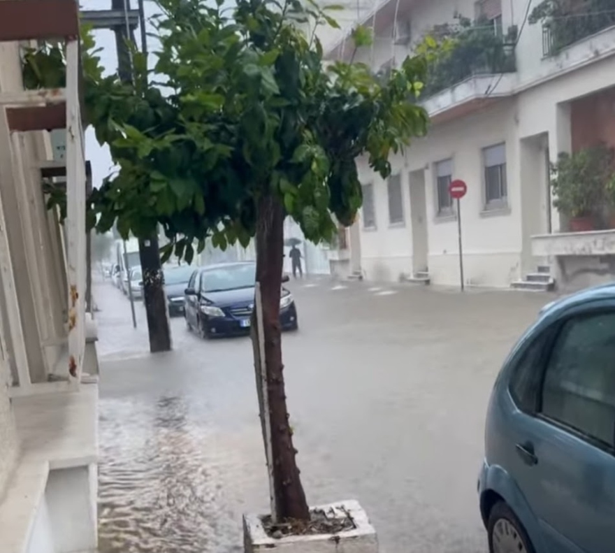 Μεσολόγγι: Μεγάλα προβλήματα από την καταρρακτώδη βροχή – Πλημμύρισαν δρόμοι