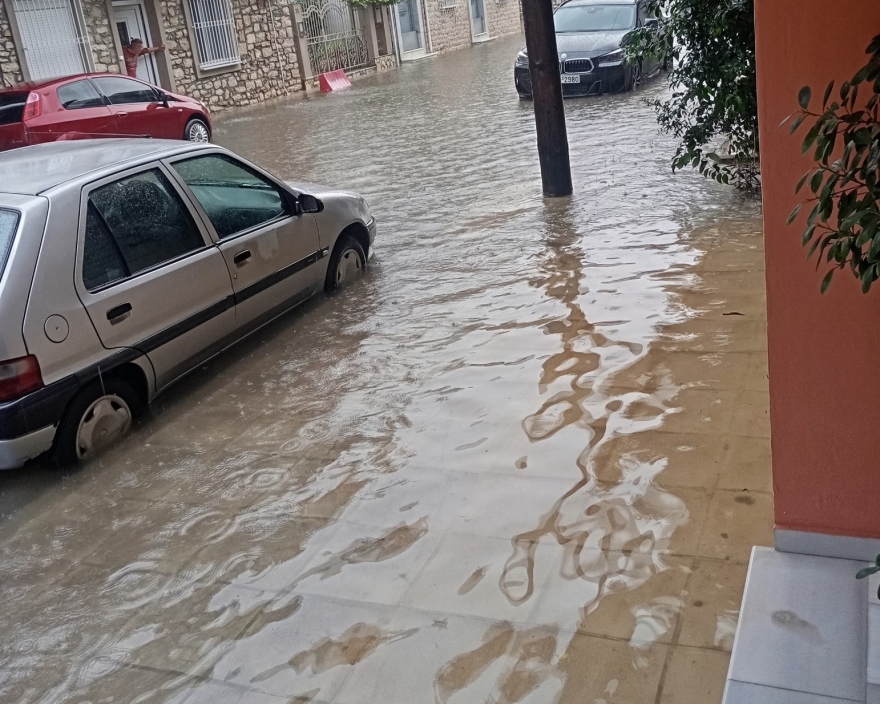 Μεσολόγγι: Μεγάλα προβλήματα από την καταρρακτώδη βροχή – Πλημμύρισαν δρόμοι