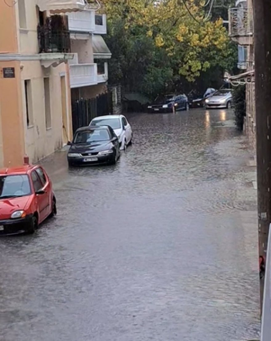 Μεσολόγγι: Μεγάλα προβλήματα από την καταρρακτώδη βροχή – Πλημμύρισαν δρόμοι